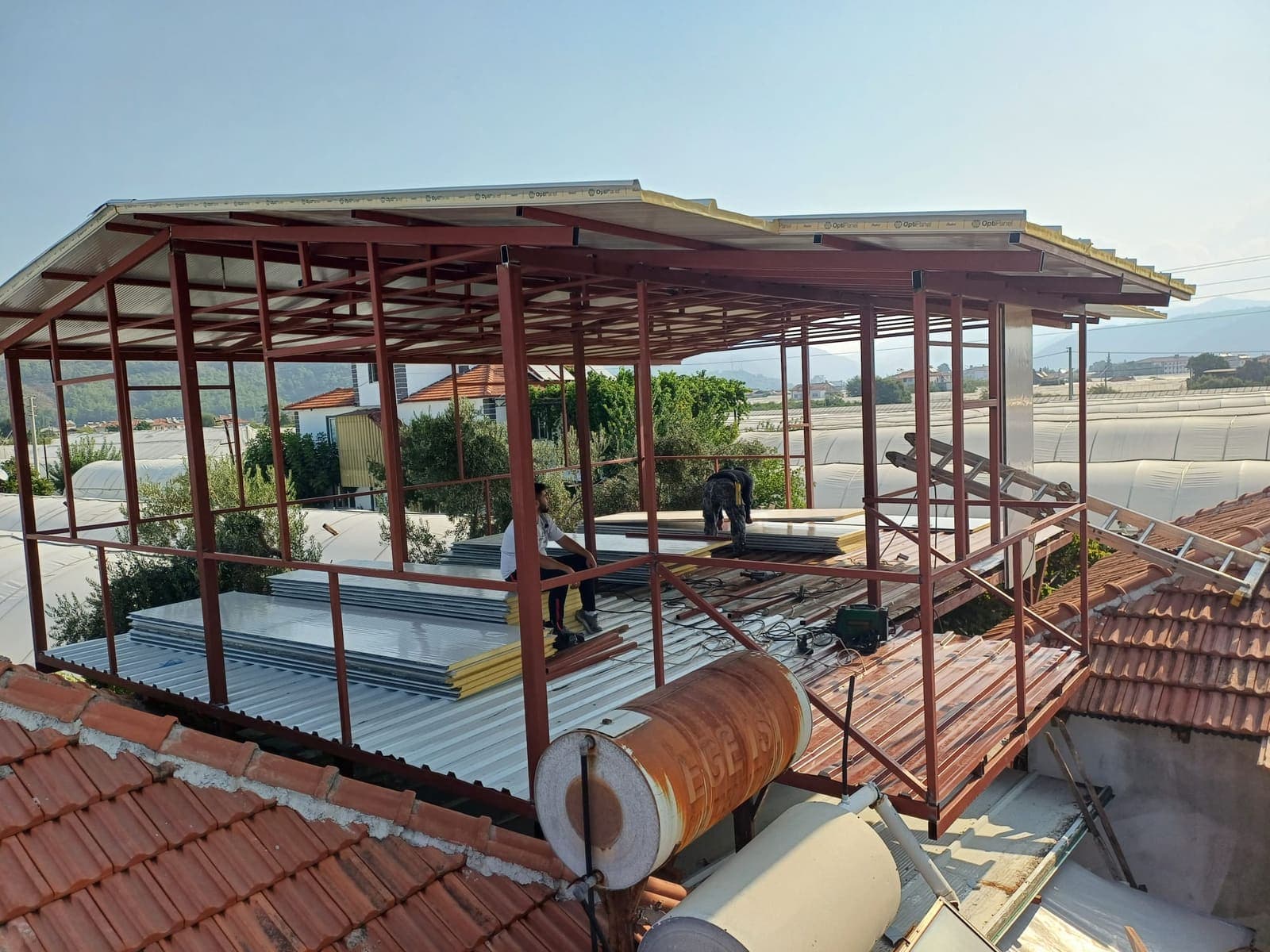 Kiremitli çatı üzerinde sandviç panel kaplanan çelik konstrüksiyon