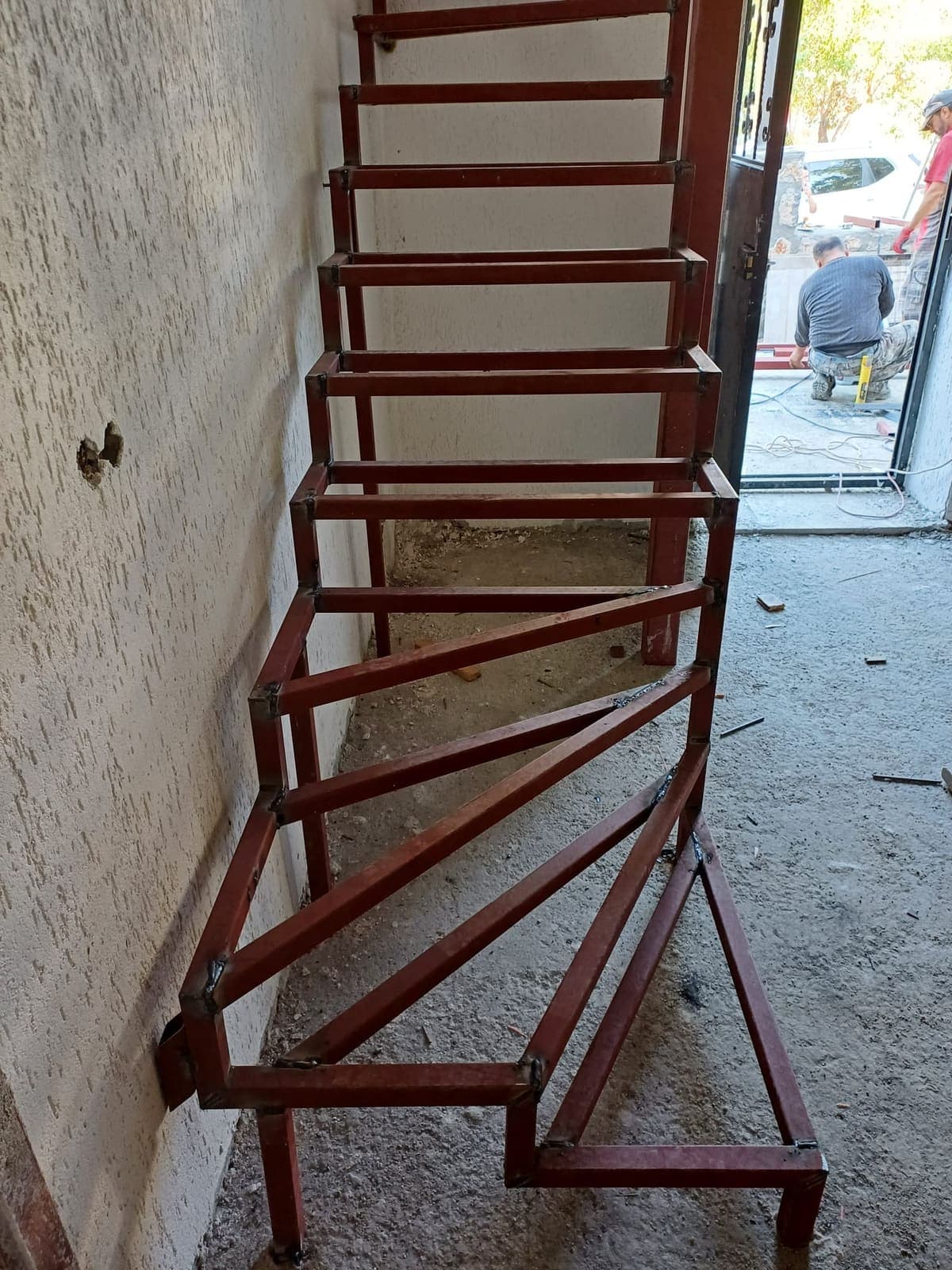 Bina içinde kırmızı oksit boyalı çelik merdiven iskeleti