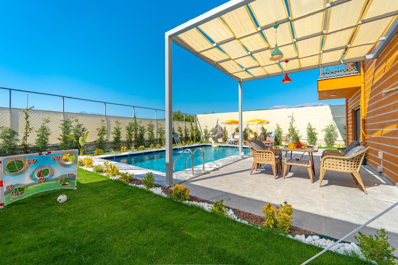 Havuz kenarında beyaz çelik pergola ve gölgelik kaplaması