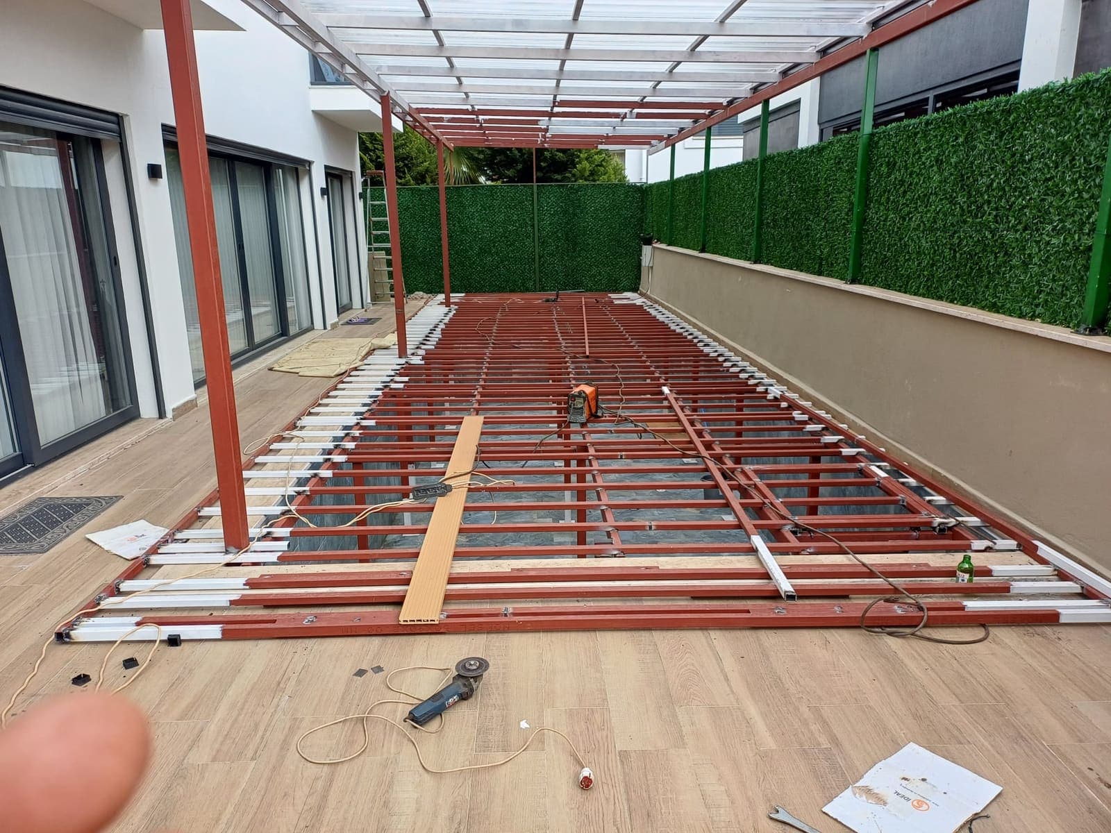 Teras zemini üzerinde kurulan çelik pergola iskeleti