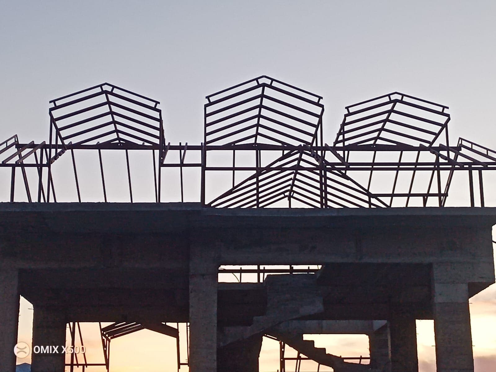 Beton yapı üzerinde geometrik formlu özel tasarım çelik detaylar
